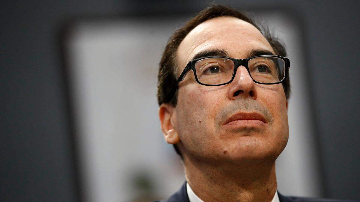 El secretario del Tesoro Steve Mnuchin testifica ante el Comité de Asignaciones de la Cámara de Representantes durante una audiencia sobre la solicitud de presupuesto del Presidente Trump para el año fiscal 2020, el martes 9 de abril de 2019, en el Capitolio de Washington. Mnuchin dijo el martes que su departamento tiene la intención de "seguir la ley" y está revisando una solicitud de un importante demócrata de la Cámara de Representantes para proporcionar las declaraciones de impuestos de Trump a los legisladores.
