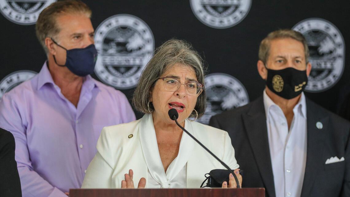 Ante repunte de casos, Miami-Dade exige mascarillas en edificios condales, pide vacunación