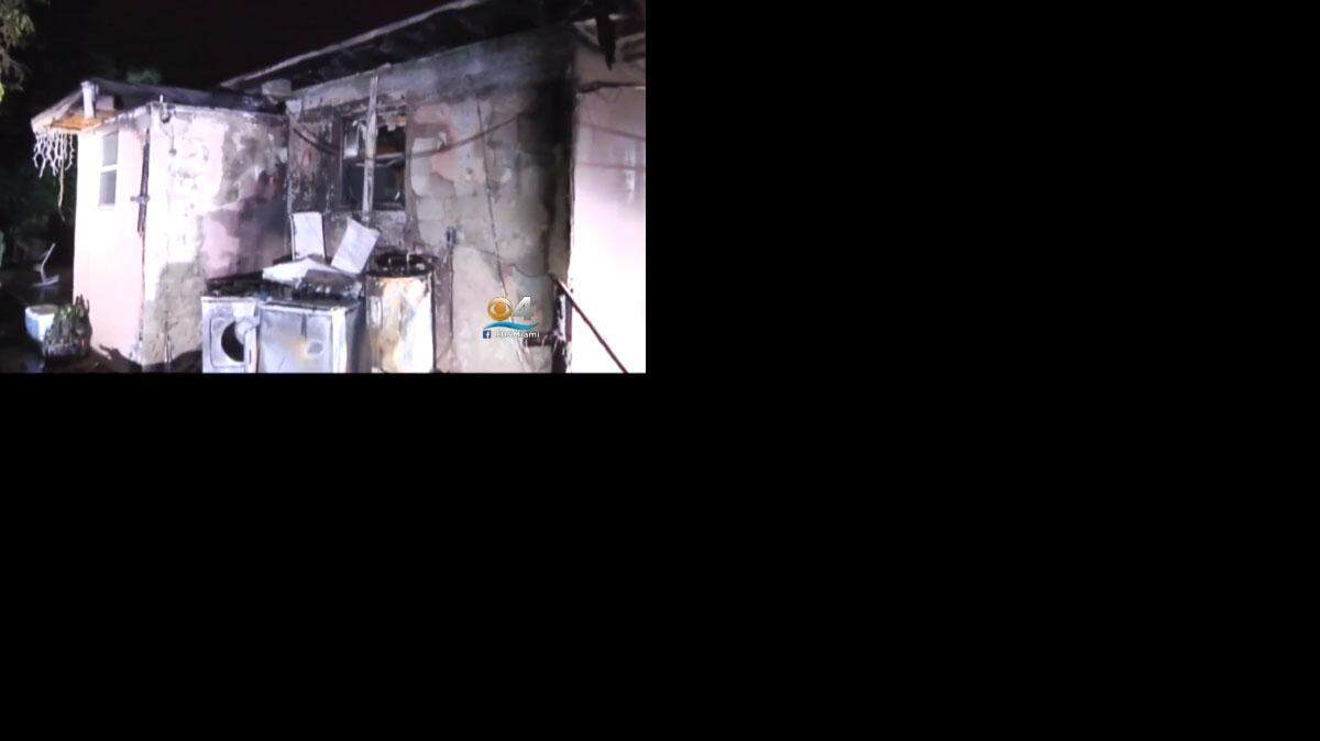 Un incendio se desató en una vivienda localizada en la calle 106 del noroeste la madrugada del domingo. Cortesía CBS4.