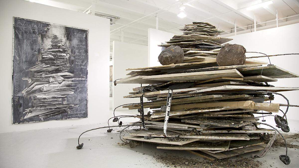 “Die Erdzeitalter”, 2014, de Anselm Kiefer. Dos obras en goache y carboncillo sobre papel fotográfico y lienzo y una escultura. Dimensiones variables.