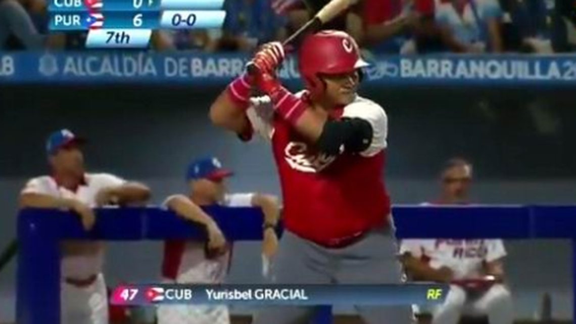 Yurisbel Gracial batea por Cuba en el partido ante Puerto Rico, el 22 de julio de 2018 en Barranquilla, Colombia.