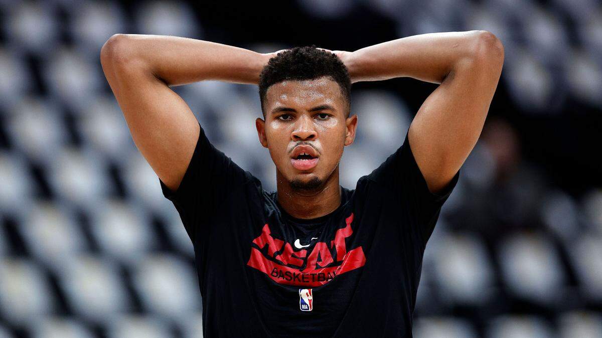 Orlando Robinson terminó con 36 puntos, 11 rebotes, cuatro asistencias y dos bloqueos en la victoria del sábado del Heat de Miami sobre los Celtics de Boston, en la liga de verano en Las Vegas.