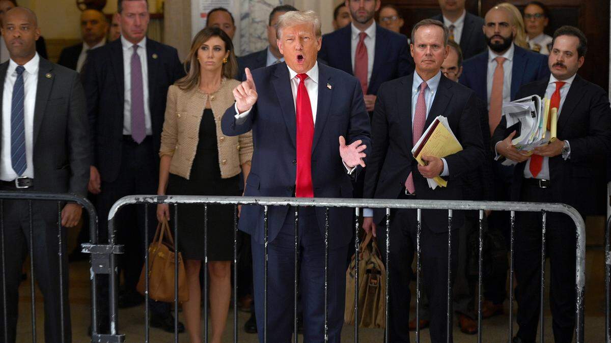 El expresidente Donald Trump da declaraciones ante los periodistas en la Corte Suprema de Manhattan, Nueva York, el miércoles 4 de octubre de 2023.