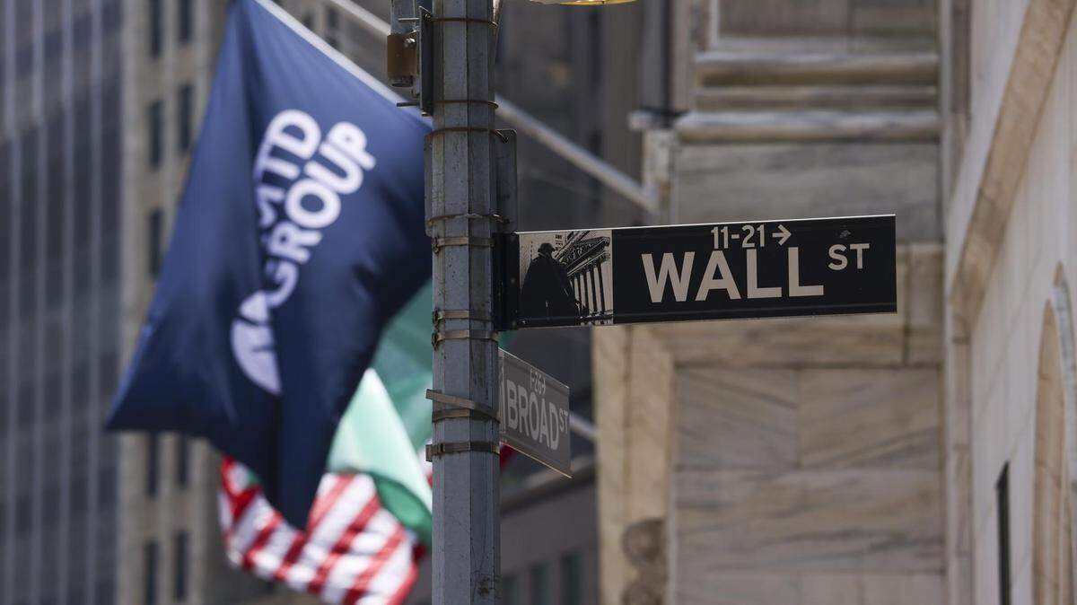 Vista del cartel de Wall Street cerca de la Bolsa de Valores de Nueva York, el viernes 6 de junio de 2025.