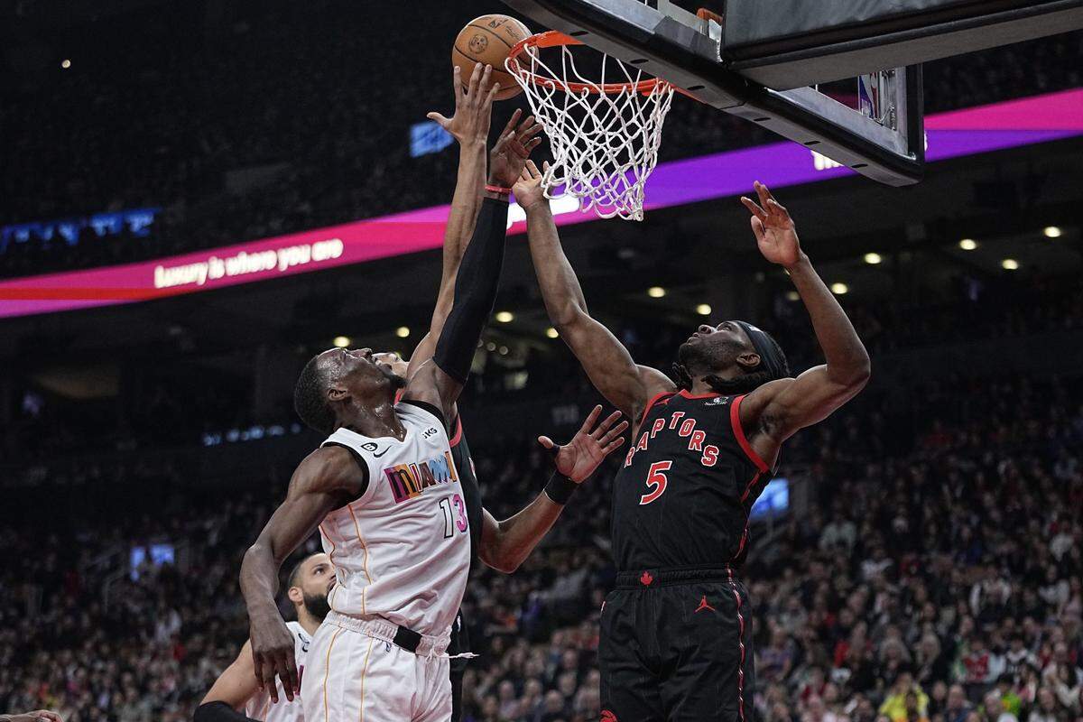 El centro del Heat Bam Adebayo (izq.) lucha por un rebote con Precious Achiuwa, de los Raptors, en el partido celebrado el 28 de marzo de 2023 en Toronto.