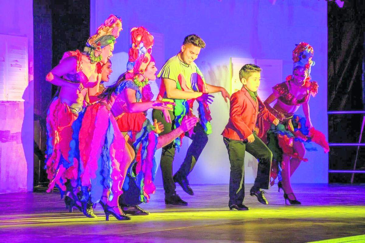 Un momento de baile en “Cuba Under the Stars”, con el pequeño Matías Quitana al centro.