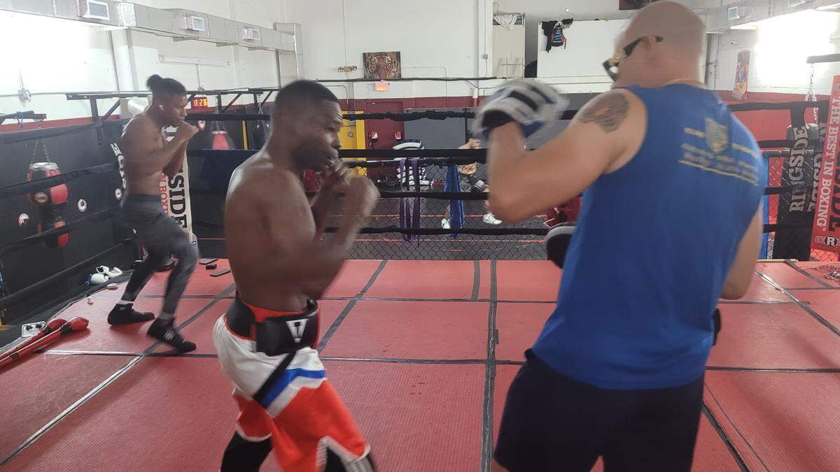 Guillermo Rigondeaux en un entrenamiento con el profesor Eric Castaños.