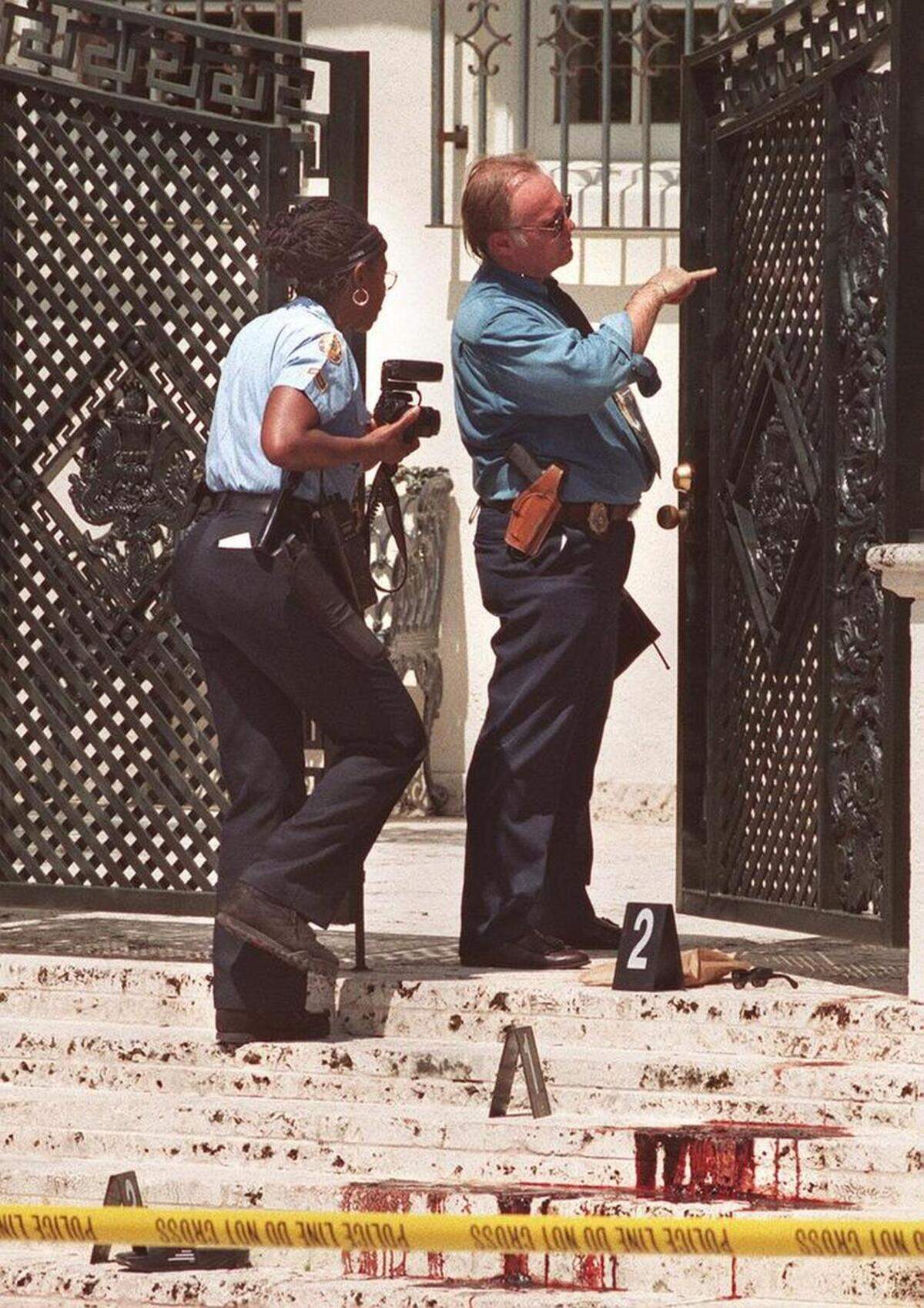 La policía investiga las escaleras y la puerta ensangrentadas de la casa de Gianni Versace en Ocean Drive, Miami Beach, donde el diseñador fue asesinado a tiros por un presunto asesino en serie el 15 de julio de 1997.