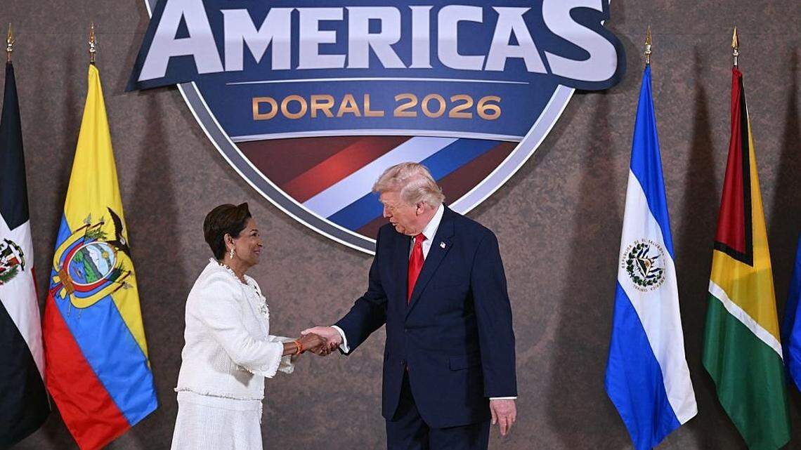 El presidente de EEUU, Donald Trump, posa junto a la primera ministra de Trinidad y Tobago, Kamla Persad-Bissessar, al inicio de la Cumbre “Escudo de las Américas” en el Trump National Doral, en Miami, Florida, el 7 de marzo de 2026. Kamla Persad-Bissessar, aseguró este sábado que reforzará su colaboración en materia de seguridad con Estados Unidos.