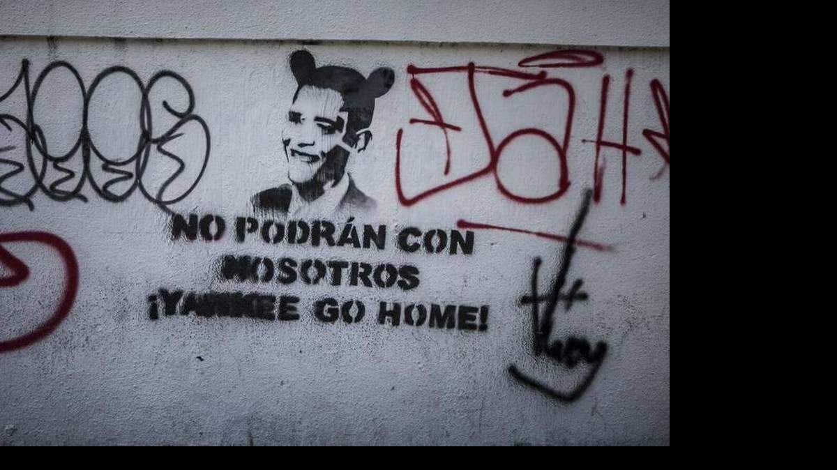 Un grafiti en una calle de Caracas, parte de la propaganda gubernamental en contra de las sanciones a funcionarios venezolanos por violación de derechos humanos. 