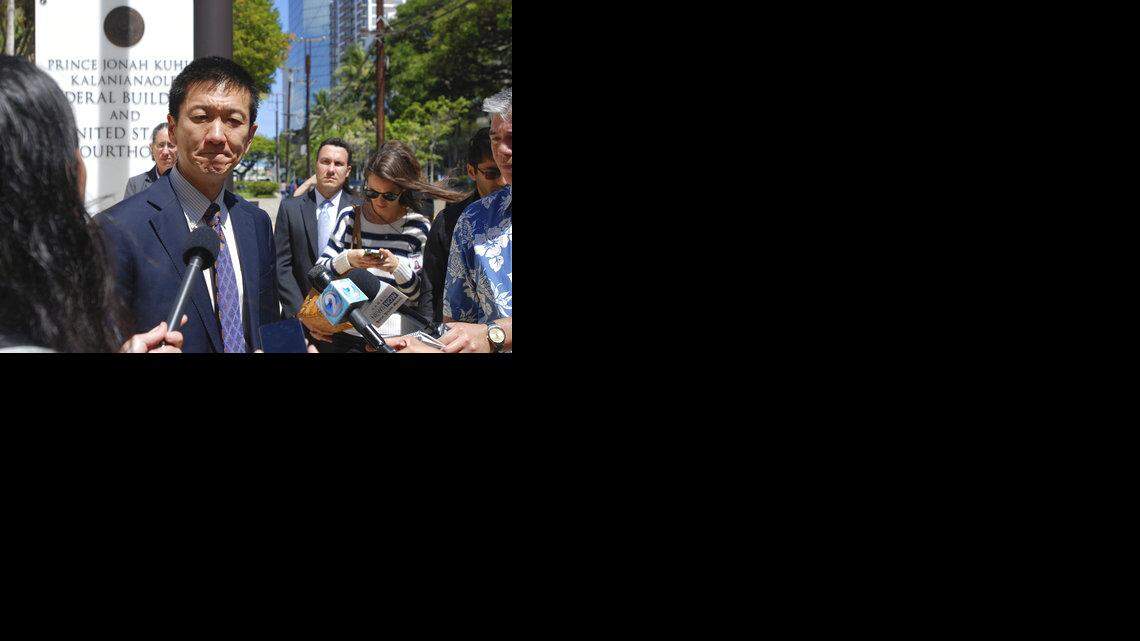 Douglas Chin, secretario de Justicia de Hawai, habla afuera de un tribunal federal en Honolulú, el miércoles 29 de marzo de 2017. 