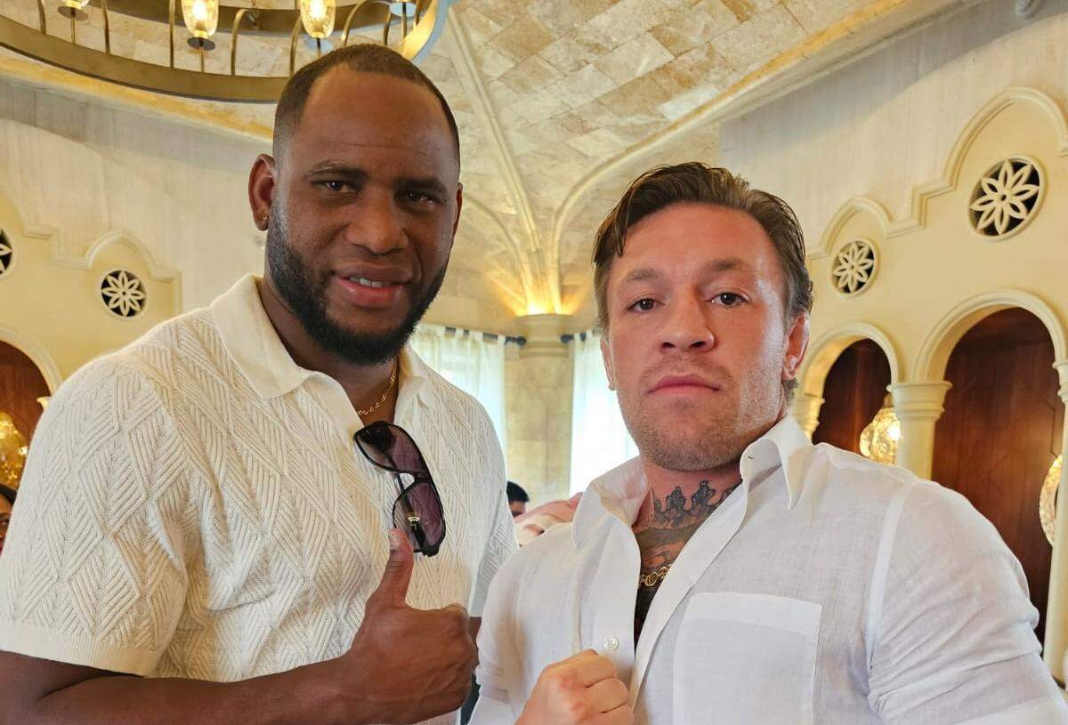 Frank Sánchez junto a Conor McGregor en las celebraciones de la velada entre Francis Ngannou y Tyson Fury en Arabia Saudita.