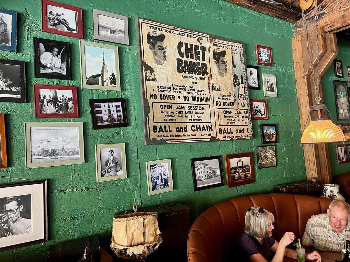 Las paredes son adornadas de postes de la época de jazz en Ball and Chain.