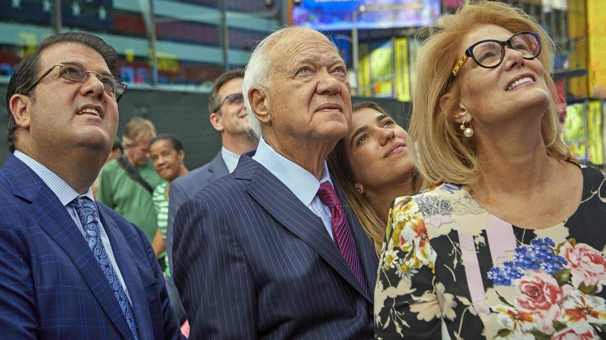 El empresario y filántropo George Feldenkreis, junto a sus hijos Fanny Hanono y Oscar Feldenkreiss, aparece en el documental From Cuba to America, parte del Festival de Cine Judío de Miami.