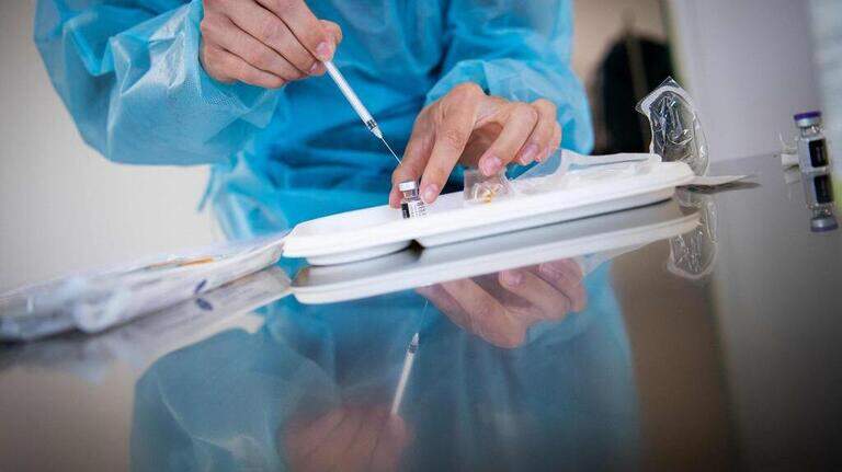 Las madres lactantes vacunadas con Pfizer transmiten anticuerpos a sus hijos