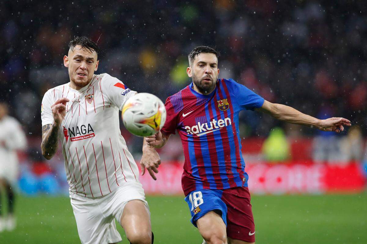 Sevilla y Barcelona empataron 1-1 en su partido aplazado de la cuarta jornada en el Ramón Sánchez-Pizjuán donde el equipo local, que jugó con diez hombres casi media hora por una acción absurda de Jules Koundé que le costó la expulsión, no pudo presionar al líder, en tanto los azulgranas siguen fuera de zona de Champions.
