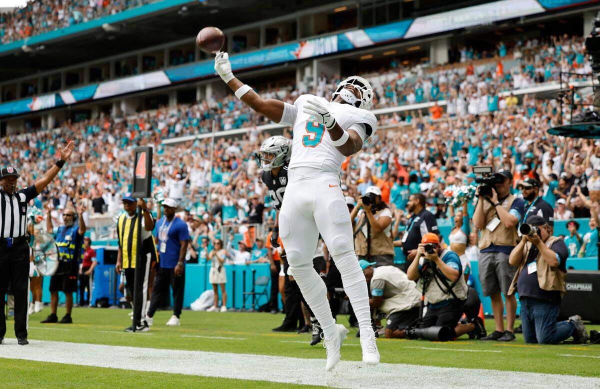 El tight end de los Dolphins Jonnu Smith celebra tras anotar un touchdown en el partido contra los Raiders de Las Vegas, celebrado el 17 de noviembre de 2024 en Miami Gardens, Florida.