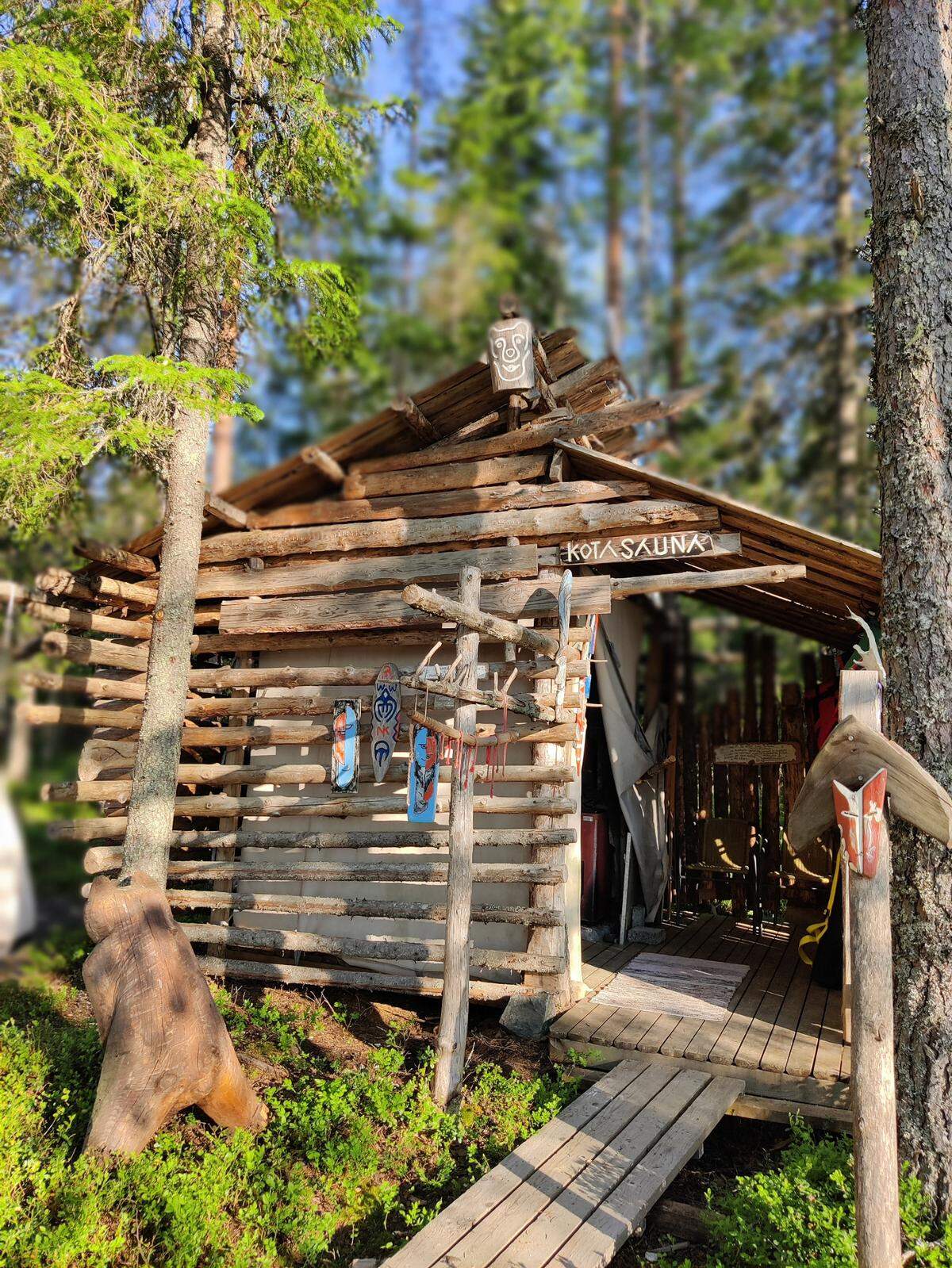 Kotasauna, conocida como ‘sauna de cabaña’ e inspirada en la tradición finlandesa, la cual tiene forma similar al de un ‘tipi’ (tienda de campaña cónica) y genera su calor mediante leña, ofreciendo un baño de vapor húmedo y prolongado.