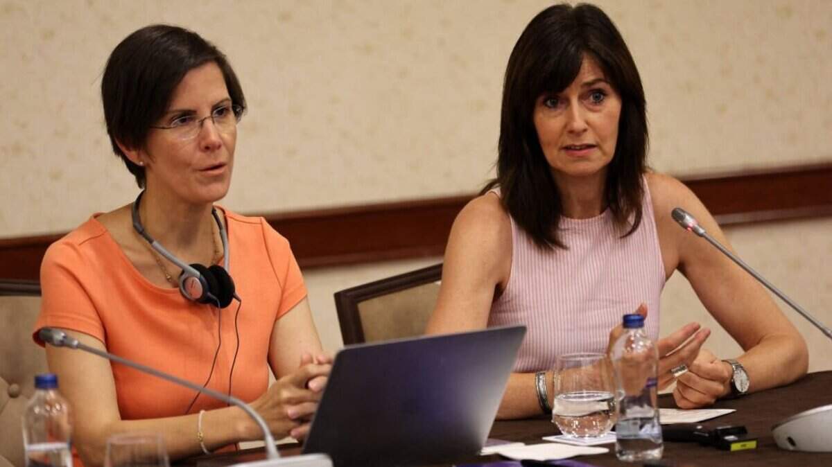 La Relatora Especial de las Naciones Unidas sobre la violencia contra las mujeres, sus causas y consecuencias, Reem Alsalem (izq.) y la Oficial de Derechos Humanos de las Naciones Unidas, Orlagh McCann (der.), se dirigen a una conferencia de prensa en Ankara el 27 de julio de 2022, donde Alsalem compartió las conclusiones preliminares de su visita a Turquía e instó al gobierno turco a reconsiderar su decisión de retirarse del Convenio de Estambul, un tratado para prevenir y combatir la violencia contra las mujeres.