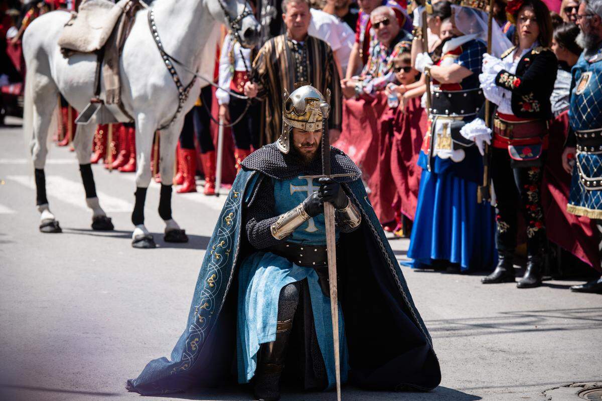 Los cristianos lucen cascos, yelmos, cotas de malla y capas que les cubren desde los hombros a los pies. 