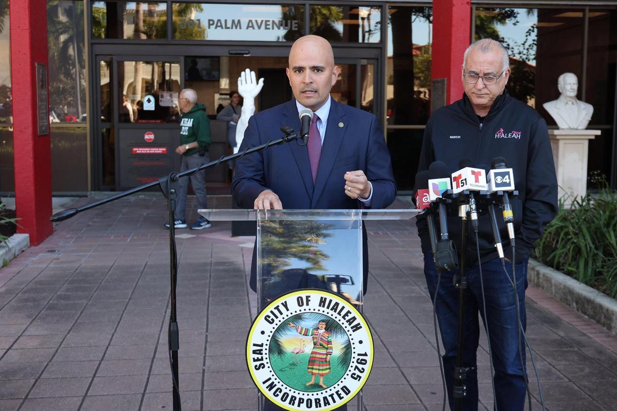 El concejal de Hialeah, Jesús Tundidor, izquierda, habla en la conferencia de prensa afuera del Ayuntamiento antes de la recién formada reunión del Comité de Vivienda Asequible dentro del Ayuntamiento el lunes 29 de enero de 2024 en Hialeah, Florida. A la derecha está el alcalde de Hialeah, Esteban Bovo