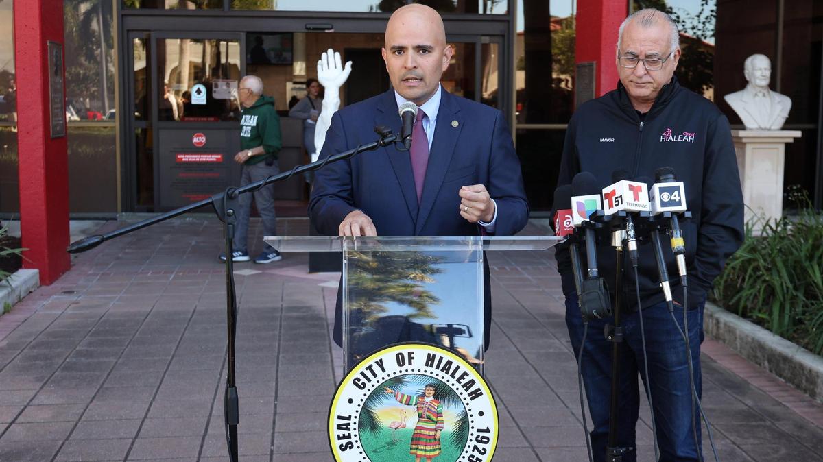 El concejal de Hialeah, Jesús Tundidor, izquierda, habla en la conferencia de prensa afuera del Ayuntamiento antes de la recién formada reunión del Comité de Vivienda Asequible dentro del Ayuntamiento el lunes 29 de enero de 2024 en Hialeah, Florida. A la derecha está el alcalde de Hialeah, Esteban Bovo Jr.