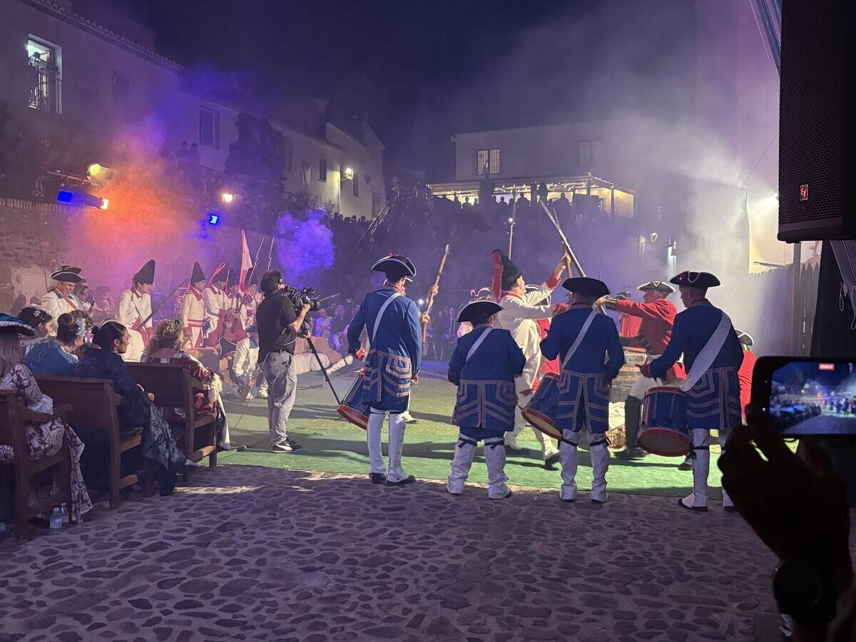 Recreación de la batalla de Pensacola, con bayonetas, humo y disparos y heridos y por fin la capitulación inglesa en Macharaviaya, un pueblo de Málaga.