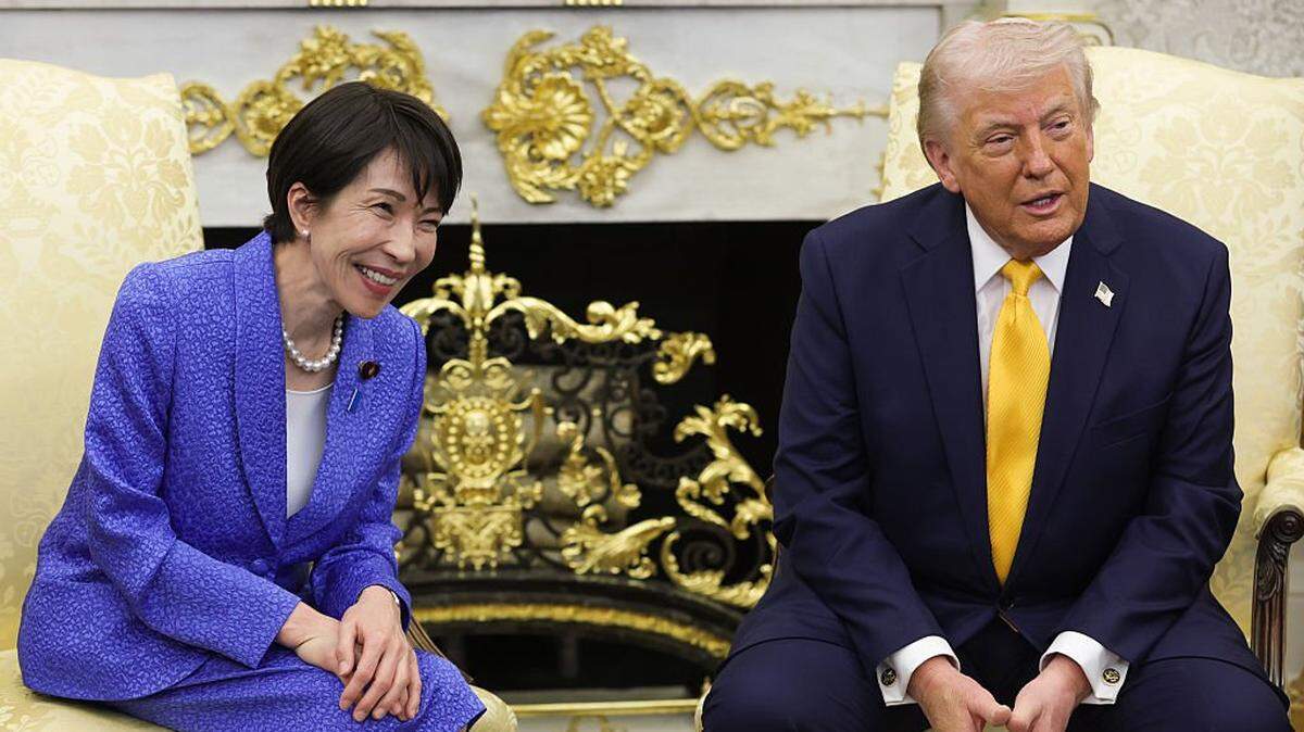 La primera ministra de Japón, Sanae Takaichi, se reúne con el presidente de Estados Unidos, Donald Trump, durante un encuentro bilateral en el Despacho Oval de la Casa Blanca el 19 de marzo de 2026 en Washington, DC. Se espera que ambos líderes aborden temas que incluyen el actual conflicto en Irán y la amenaza que representa China.