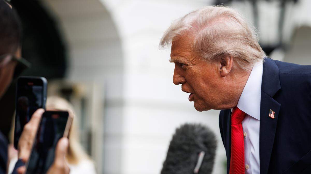 El presidente Donald Trump habla con reporteros antes de abordar el helicóptero Marine One, el domingo 7 de septiembre de 2025, en la Casa Blanca, Washington DC.