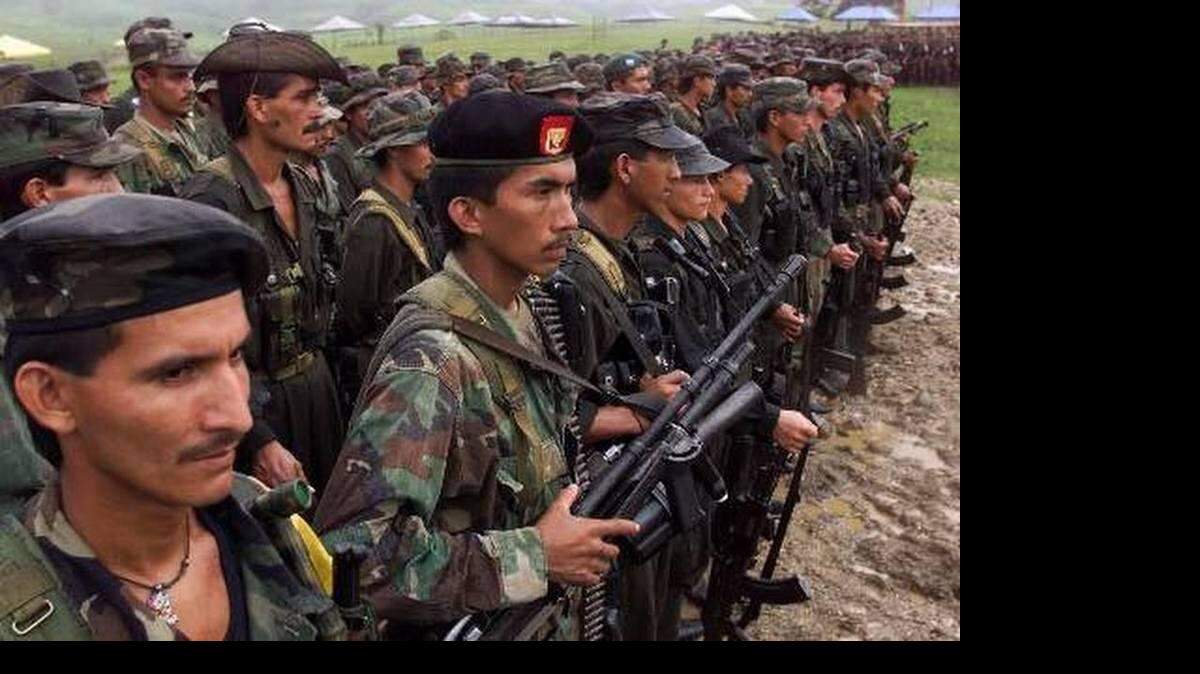 FOTO DE ARCHIVO Integrantes de las FARC de Colombia se mantienen en formación durante una ceremonia, en las afueras de San Vicente del Caguán, en el 2000. 