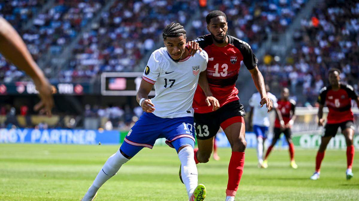 Malik Tillman (izq.) anotó el primer gol de Estados Unidos que venció 5-0 a Trinidad y Tobago y sumó los primeros tres puntos en el grupo D en la Copa Oro.
