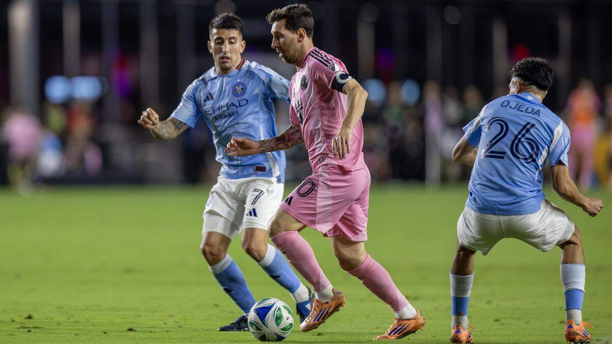 El astro del Inter Miami, Lionel Messi (centro), controla el balón ante la marca del  centrocampista del New York City FC, Nicolás Fernández (izq.) y el delantero Agustín Ojeda, durante la segunda mitad de la final de la Conferencia Este de la MLS, celebrada el 29 de noviembre de 2025 en el Chase Stadium en Fort Lauderdale, Florida.