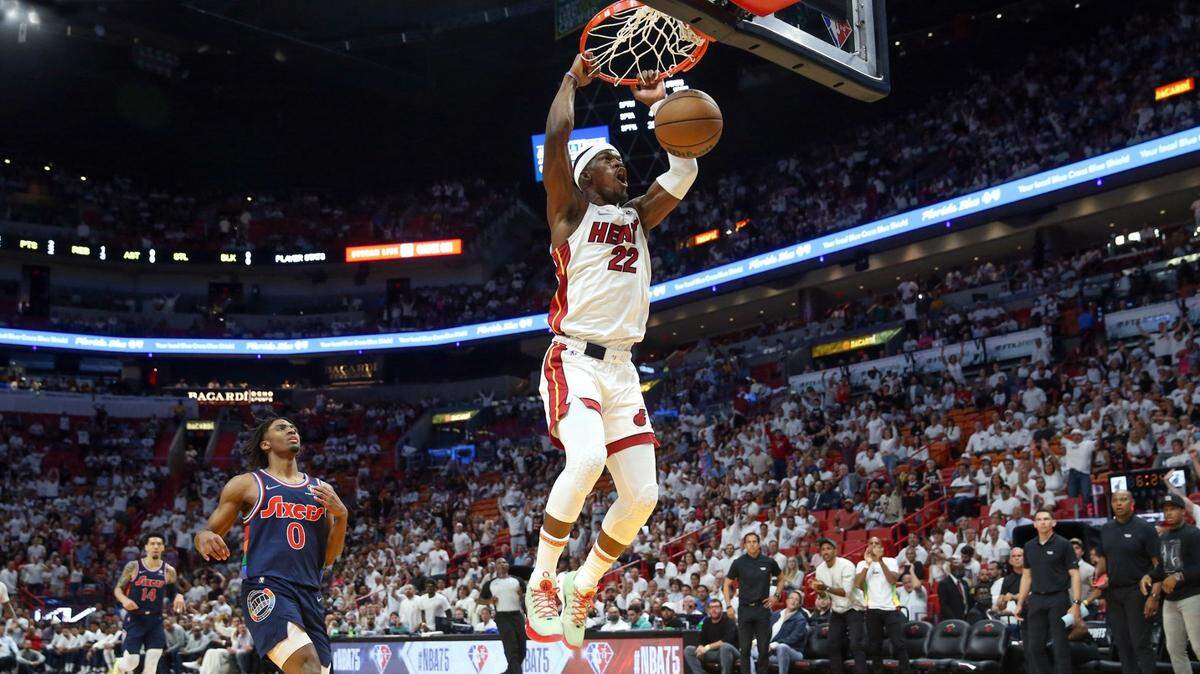 El jugador del Heat Jimmy Butler clava la pelota ante los 76ers de Filadelfia, en el quinto juego de la serie de segunda ronda celebrado el 10 de mayo de 2022 en Miami.