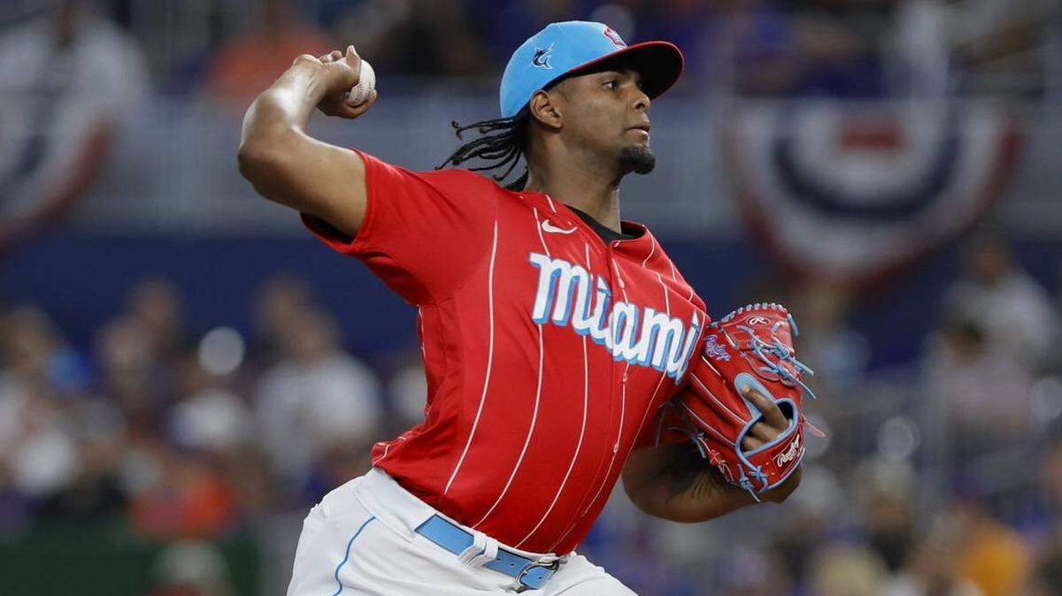 El lanzador abridor de los Miami Marlins Edward Cabrera (27) realiza un lanzamiento durante la primera entrada contra los New York Mets en el loanDepot Park el sábado 1 de abril de 2023.