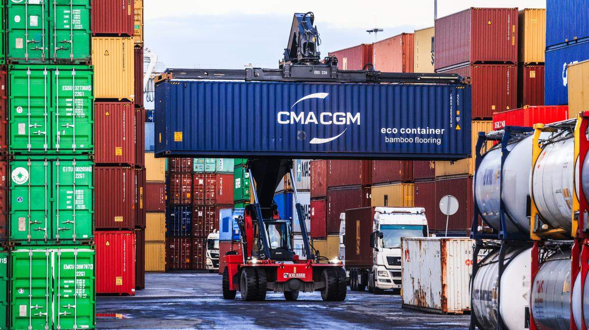 Contenedores con productos chinos son distribuidos en el puerto alemán de North Rhine-Westphalia, el jueves 21 de noviembre de 2024. El presidente electo Donald Trump ha prometido aumentar los aranceles de los productos chinos que llegan a Estados Unidos.