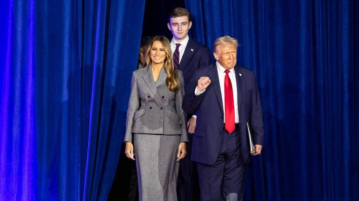 El candidato republicano y ex presidente Donald Trump, llega a la fiesta de la noche de elecciones con su esposa Melania Trump, y su hijo, Barron Trump.