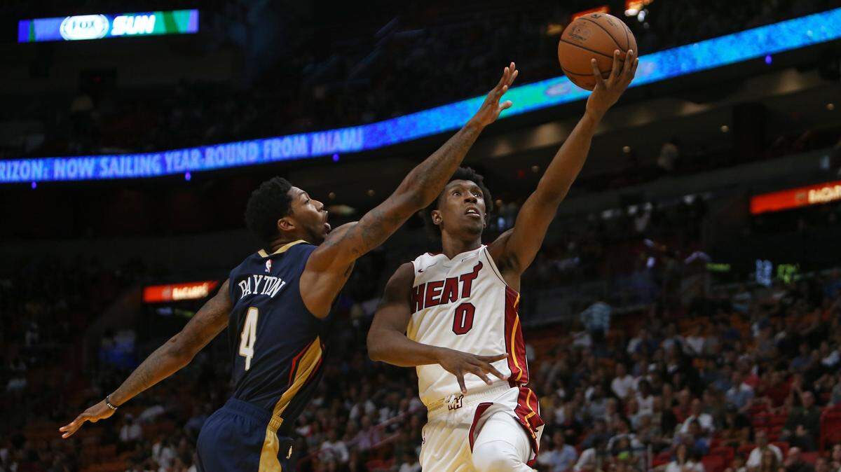 El jugador del Heat Josh Richardson entra al aro ante la defensa de Elfrid Payton, de los Pelicans, en el segundo cuarto del partido de pretemporada ante los Pelicans, celebrado el 10 de octubre de 2018 en Miami.