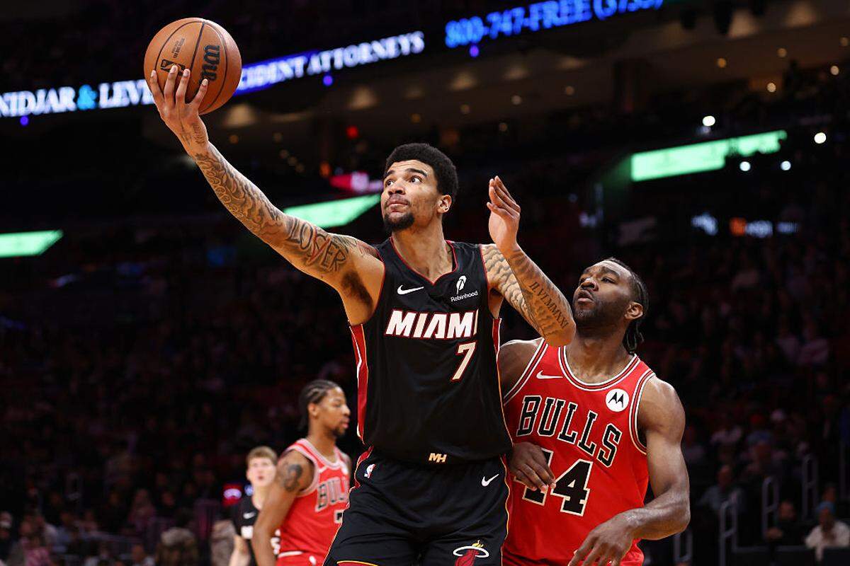 El centro del Heat Kel'el Ware entra al aro ante la marca de Patrick Williams, de los Bulls de Chicago, en el partido celebrado el 1ro de febrero de 2026 en Miami.