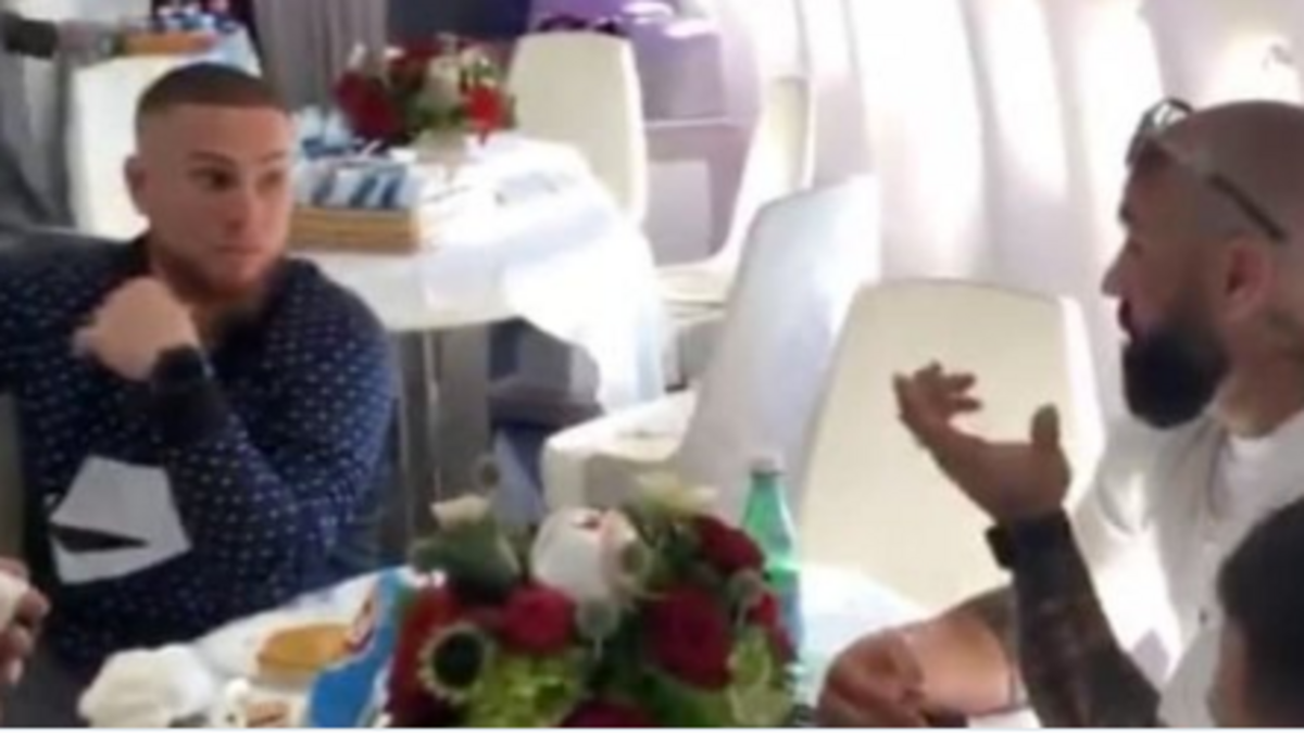 Los Medias Rojas viajaron a Londres en el Crystal Skye Boeing 777, el avión más lujoso que hay en el mundo y que fue alquilado para que la delegación de los Medias Rojas, formada por 88 personas, hiciesen el viaje de seis horas en asientos de primera clase, con un bar abierto por el que el equipo tuvo que pagar $500.000.