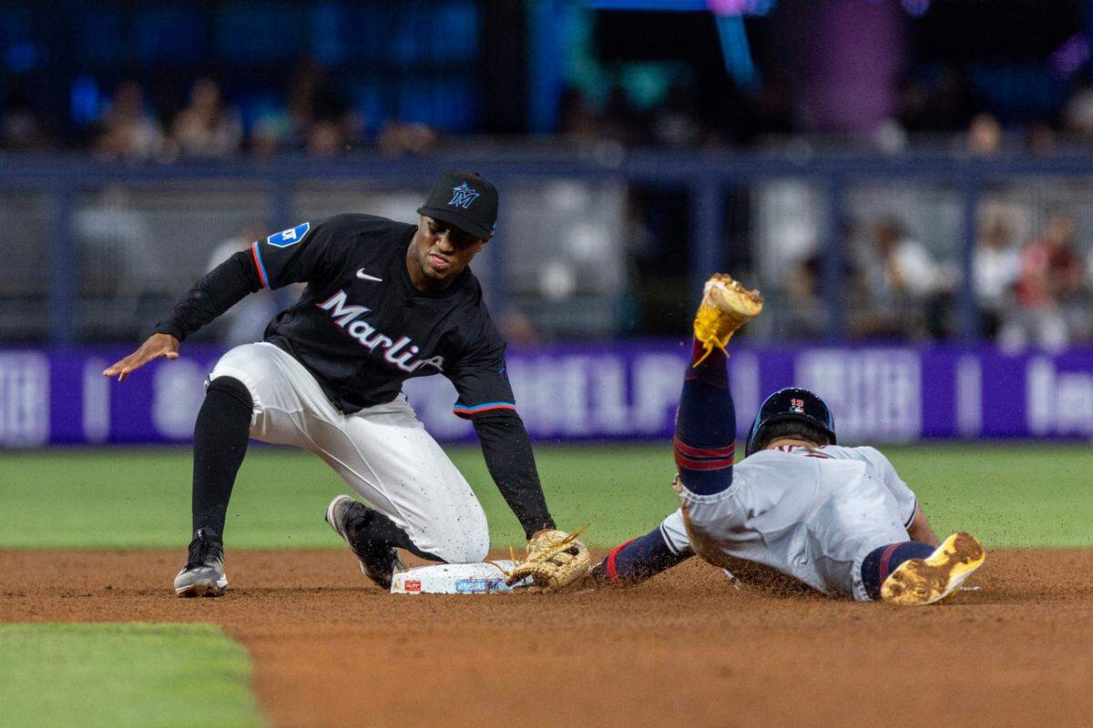 El torpedero de los Marlins Xavier Edwards pone out a Gabriel Arias, de los Guardianes de Cleveland, en el partido celebrado el 7 de junio de 2024 en Miami.