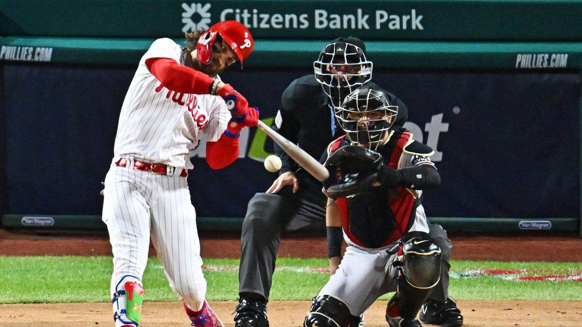Bryce Harper destrozó el primer lanzamiento que vio en su cumpleaños 31 y lo mandó a las gradas, Kyle Schwarber bateó su primer cuadrangular de la postemporada y Nick Castellanos también se voló la barda una vez más para impulsar a los Filis de Filadelfia a superar 5-3 a los Diamondbacks de Arizona.
