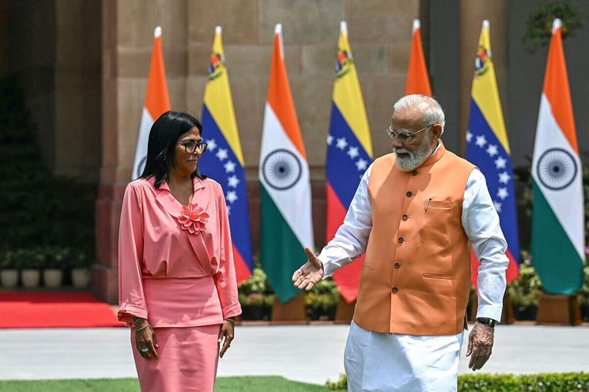La presidenta interina de Venezuela, Delcy Rodríguez (izq.), y el primer ministro de la India, Narendra Modi, están a punto de darse la mano antes de su reunión en Hyderabad House, en Nueva Delhi, el 4 de junio de 2026.
