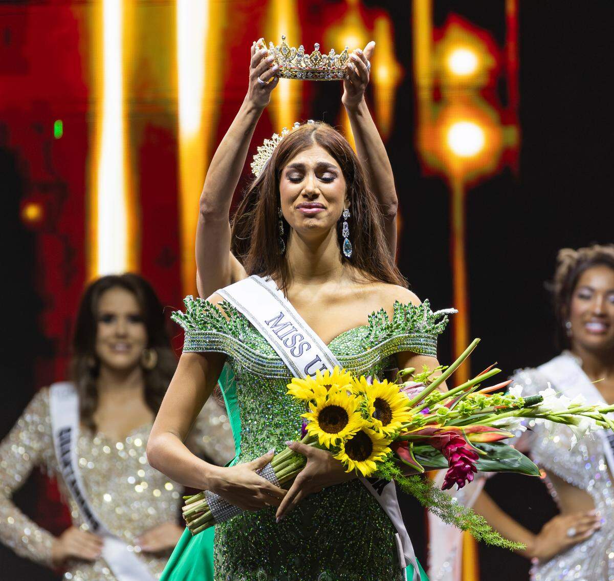 Lina Luaces, center, representing Santiago de Cuba, is crowned by Marianela Ancheta after winning the Miss Universe Cuba 2025 beauty pageant at Milander Park on Tuesday, July 8, 2025, in Hialeah, Fla.