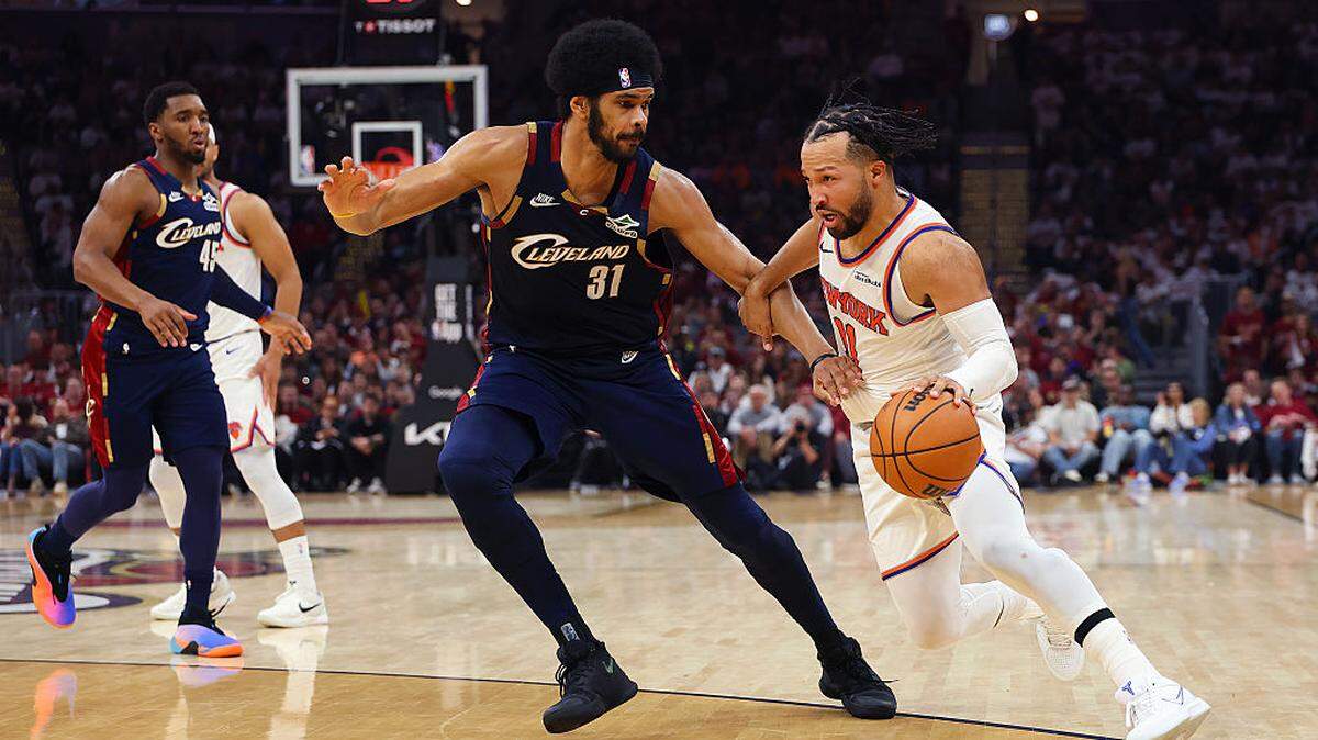 El astro de los Knicks de Nueva York Jalen Brunson (der.) trata de pasar la marca de Jarrett Allen, de los Cavaliers, en el tercer juego de la final de la Conferencia Este, celebrado el 23 de mayo de 2026 en Cleveland, Ohio. 