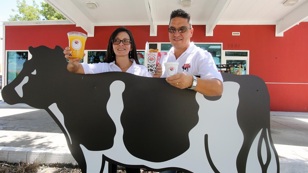 Luis Fernando Páez y su esposa Paulina Pozo, dueños de dos franquicias de Farm Stores, muestran productos favoritos de los clientes hispanos como los tequeños. Los empresarios ecuatorianos fueron fotografiados en la ‘Vaquita’ de Hialeah Gardens.