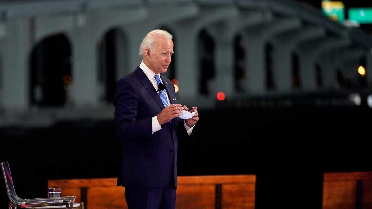 Joe Biden, ex vicepresidente y candidato demócrata a la presidencia en las elecciones del 3 de noviembre, durante una reunión pública moderada por NBC News en el Perez Art Museum de Miami (PAMM), el lunes 5 de octubre de 2020. Al fondo el MacArthur Causeway sobre la Bahía de Biscayne.