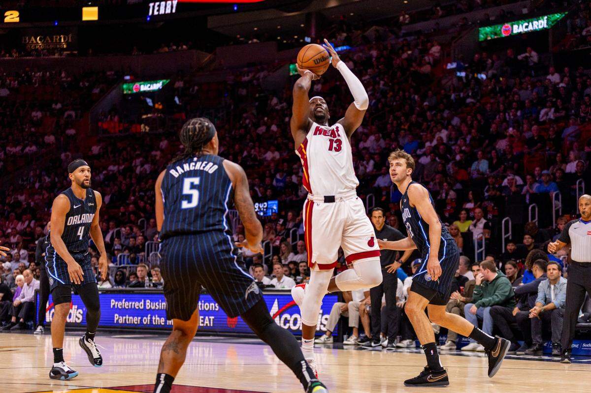 El jugador del Heat Bam Adebayo (centro.) tira al aro ante la marca de Pablo Banchero, del Magic de Orlando, en el partido de la NBA celebrado el 23 de octubre de 2024 en Miami.
