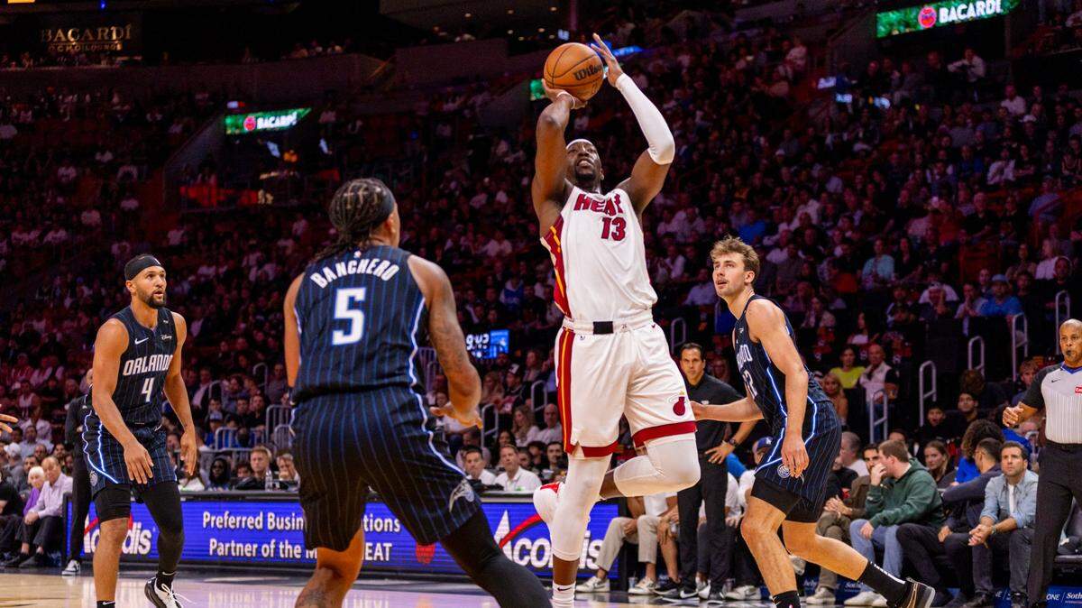 El jugador del Heat Bam Adebayo (centro.) tira al aro ante la marca de Pablo Banchero, del Magic de Orlando, en el partido de la NBA celebrado el 23 de octubre de 2024 en Miami.