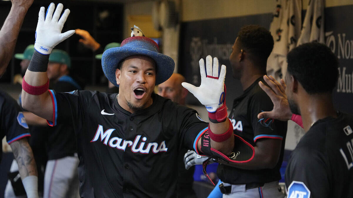 El receptor de los Marlins de Miami Agustín Ramírez celebra tras pegar un jonrón en el cuarto inning del partido ante los Cerveceros, celebrado el 26 de julio de 2025 en Milwaukee.