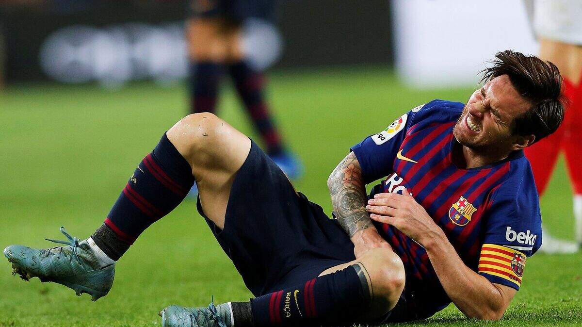 El delantero argentino del Barcelona, Leo Messi, se fracturó el radio del brazo derecho en el partido frente al Sevilla en la liga española, el 20 de octubre de 2018.